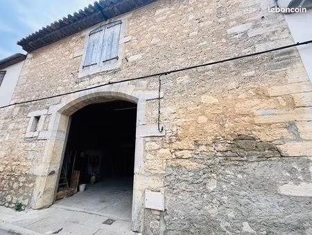 bâtiment 1 pièce 220 m²