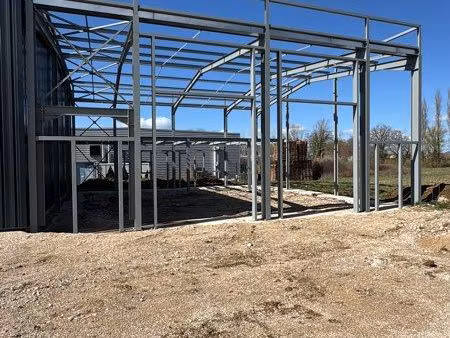 entrepôt avec bureau et sanitaire