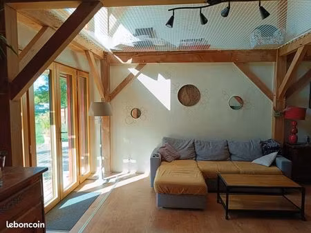 maison en bois et paille au bord du clain