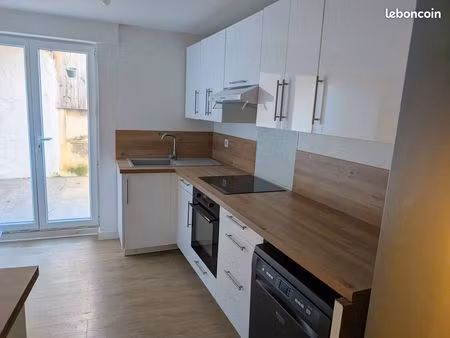 maison de village 90m2 - 3 niveaux - terrasse - 2wc - parking à 50m- 95 000