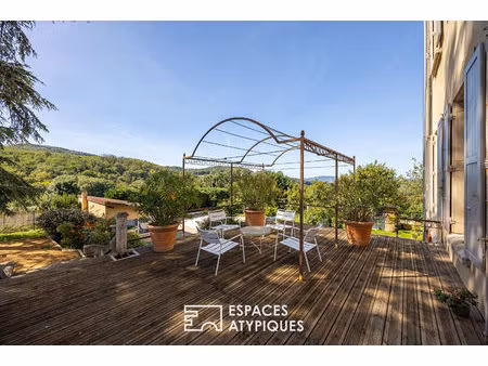 appartement rénové au coeur d'un château avec jardin et piscine