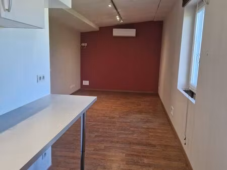 local 27 m2 chauffé climatisé avec 2 fenêtres