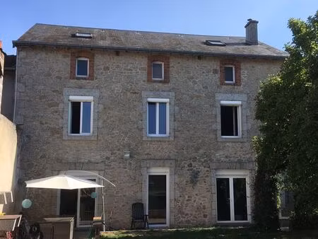 grande maison en pierre rénovée