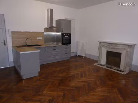 t2 rénové – balcon – charme de l’ancien – centre mazamet