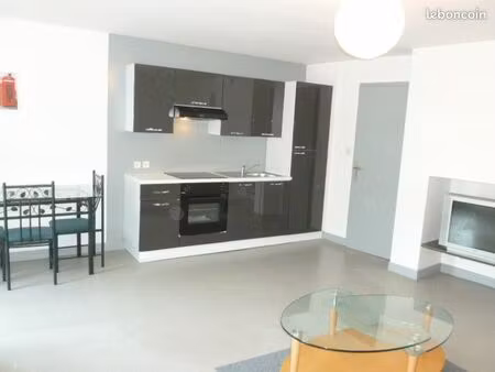 f2 meublé 45m2 tv lave linge vaisselles parking