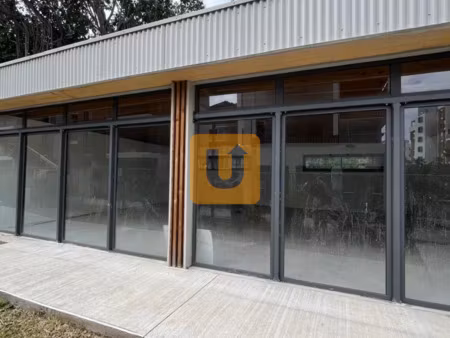 local commercial au coeur de la possession