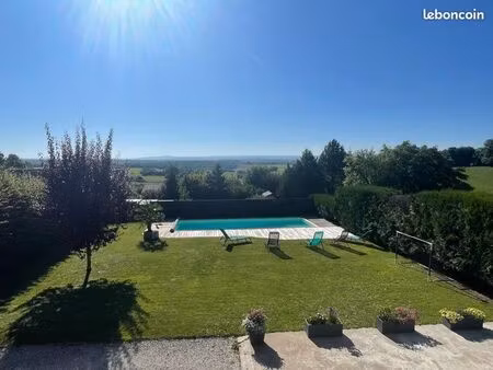 maison familiale avec superbe vue et piscine