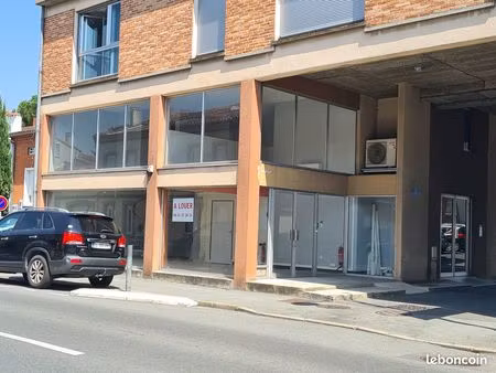 commerce ou bureaux avec splendide vitrine sur axe tres passant 68 m²