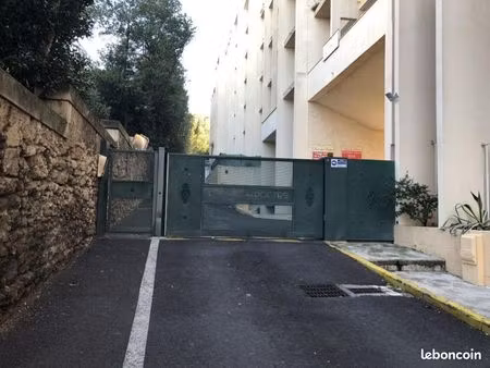 garage à louer face à la gare