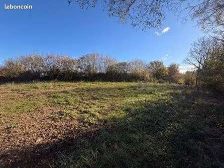 terrain constructible 867 m2 arpajon sur cere