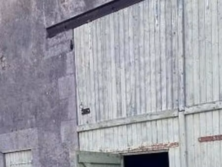 hangar 145 m2  disponible immédiatement