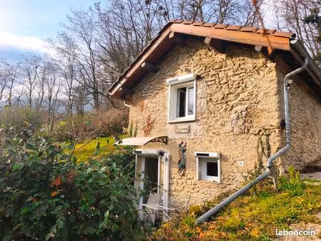 maisonnette en pierre