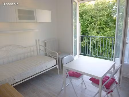 studio meuble proche deux lions