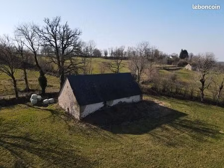 grange à rénover isolée près d'un petit village cantalou