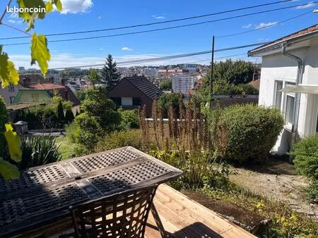 t2 dans ancienne maison de gardien privative