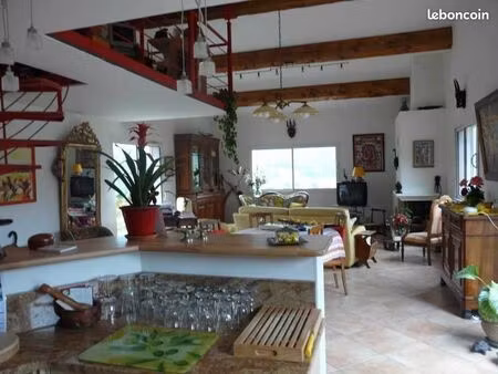 propriété de charme avec dépendances et vue imprenable – 295 000