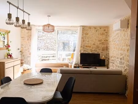 maison en pierre rénovée- 3 chambre - grande cours- centre argelliers (34380)