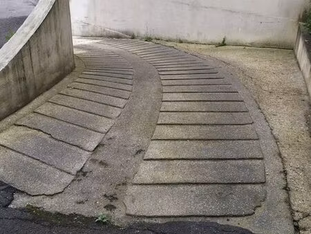 ? box moto à partager pour 2 motos à ermont (centre ville)