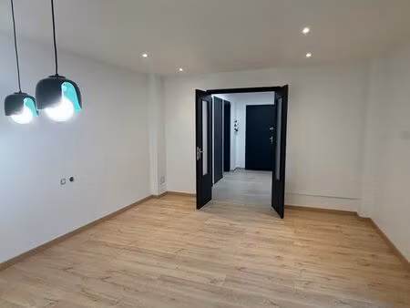 superbe t4 entièrement rénové au 1er étage avec terrasse  parking  cave et grenier – centr