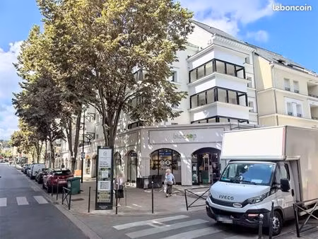 boutique 250 m² clamart