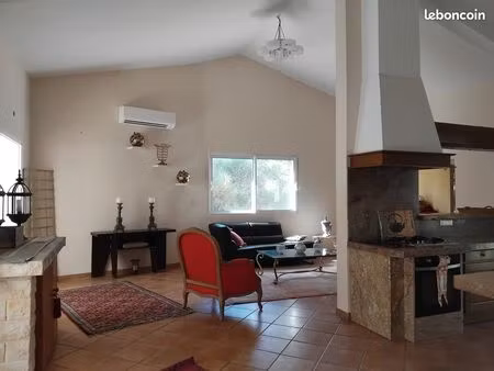 belle maison dominante avec studio et piscine