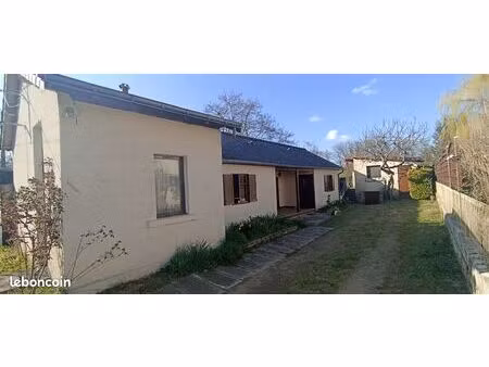 maison dans rue calme sur beau terrain de 1208 m2 situé à la ville aux dames