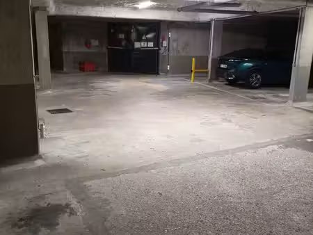 loue emplacement parking sécurisé sous sol caméra de surveillance double porte entrée