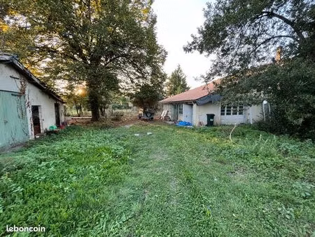 maison à rénover d’environ 80 m² sur terrain ~800 m² – 3 garages  portail