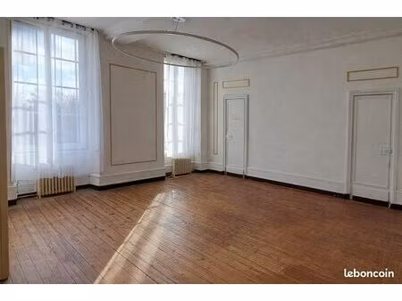 local plein centre ville ( 150 m de la place travot)