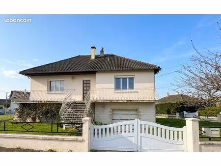 maison familiale au calme avec jardin proche des commodités à ballan-mire