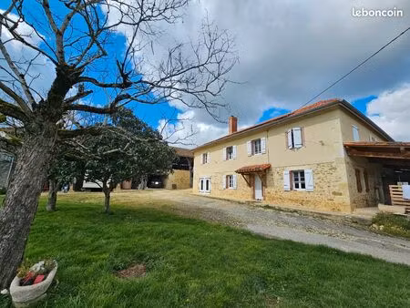 propriété en pierre avec vue dominante exceptionnelle – 300 m² – 4 ha – dépendances – seco
