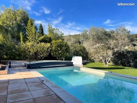 villa de plain-pied 130m2  3 chambres  climatisé  piscine  boulodrome  grand garage