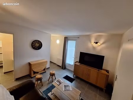 maison meublée sans vis a vis non mitoyenne – 1 chambre + 1 bureau – garage attenant  cour