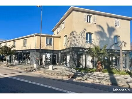 bail à céder belle boutique de 145 m2 située au centre du pôle économique de cogolin face 