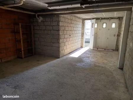 grand garage/ espace de stockage