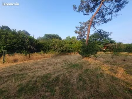 terrain à bâtir proche cœur du village de st yzan