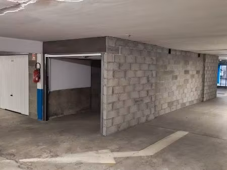 lot de 3 garage fermés sécurisés d’environ 13 m² – secteur rue bergson  proche commodités