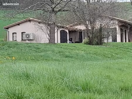 maison individuelle   à mi coteau avec large vue sur la plaine et puymirol