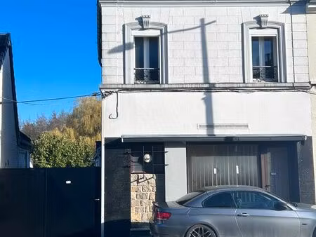 local commercial sur place de village