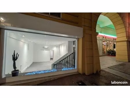 local 40 m² avec belle vitrine dans rue passante de fréjus centre