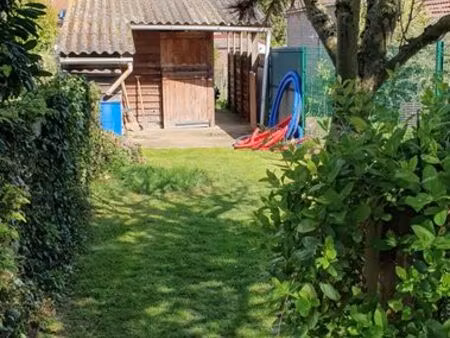 terrain viabilisé (170m2)  avec un carport pour camping car et une grande cabane pour 2 ch