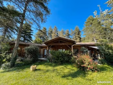 spacieuse maison en bois dans espace boisé