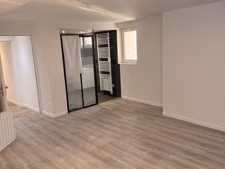 appartement f3 80 m² – 2 chambres dont une avec douche – parking – mey