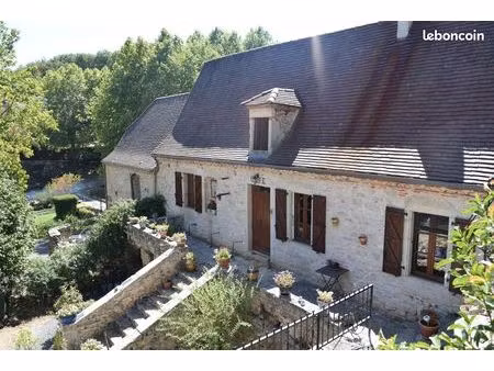 ensemble de deux maisons