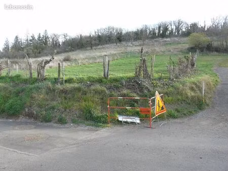 terrain 818 m2. longues  vic le comte