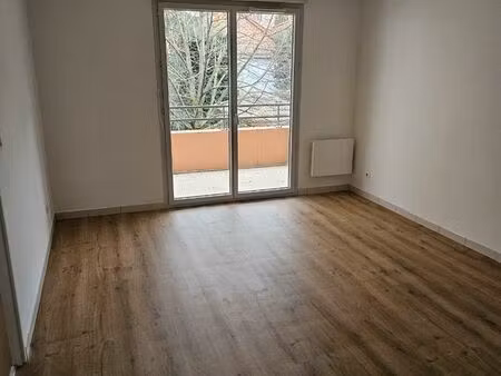 t2 centre ville avec terasse