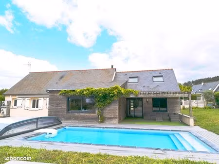 maison familiale lumineuse avec piscine  grandes terrasses et vie de plain-pied