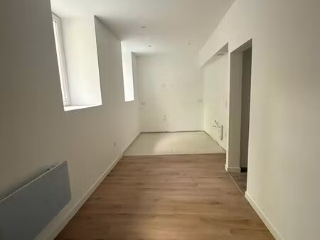 t2 rénové avec terrasse – hyper centre mâcon