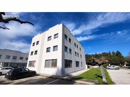bureaux 600 m² six fours les plages