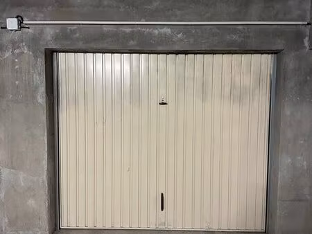 à louer – garage / box fermé 21 m² – quartier des justices